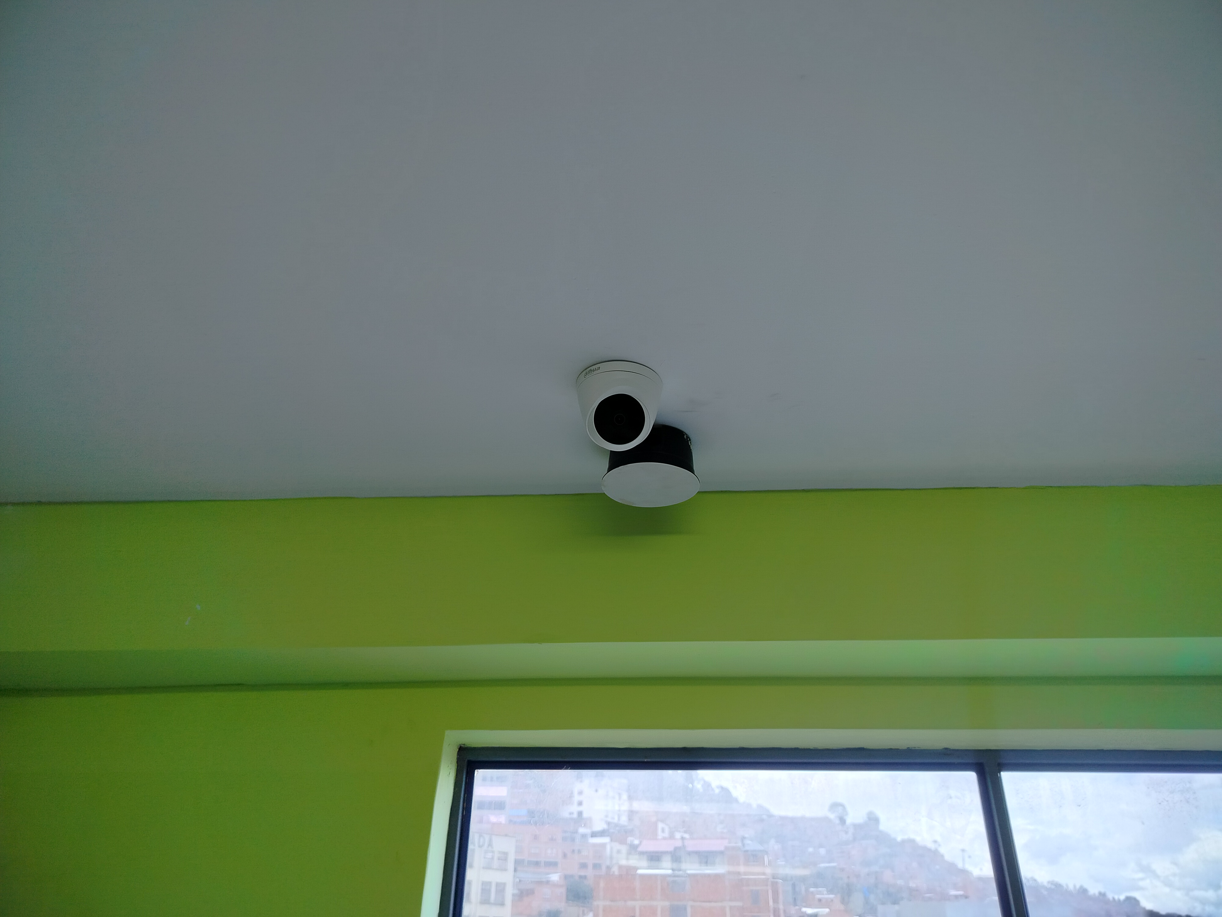 Instalación de cámara domo en interior – ZENTHARA Security Solutions, La Paz