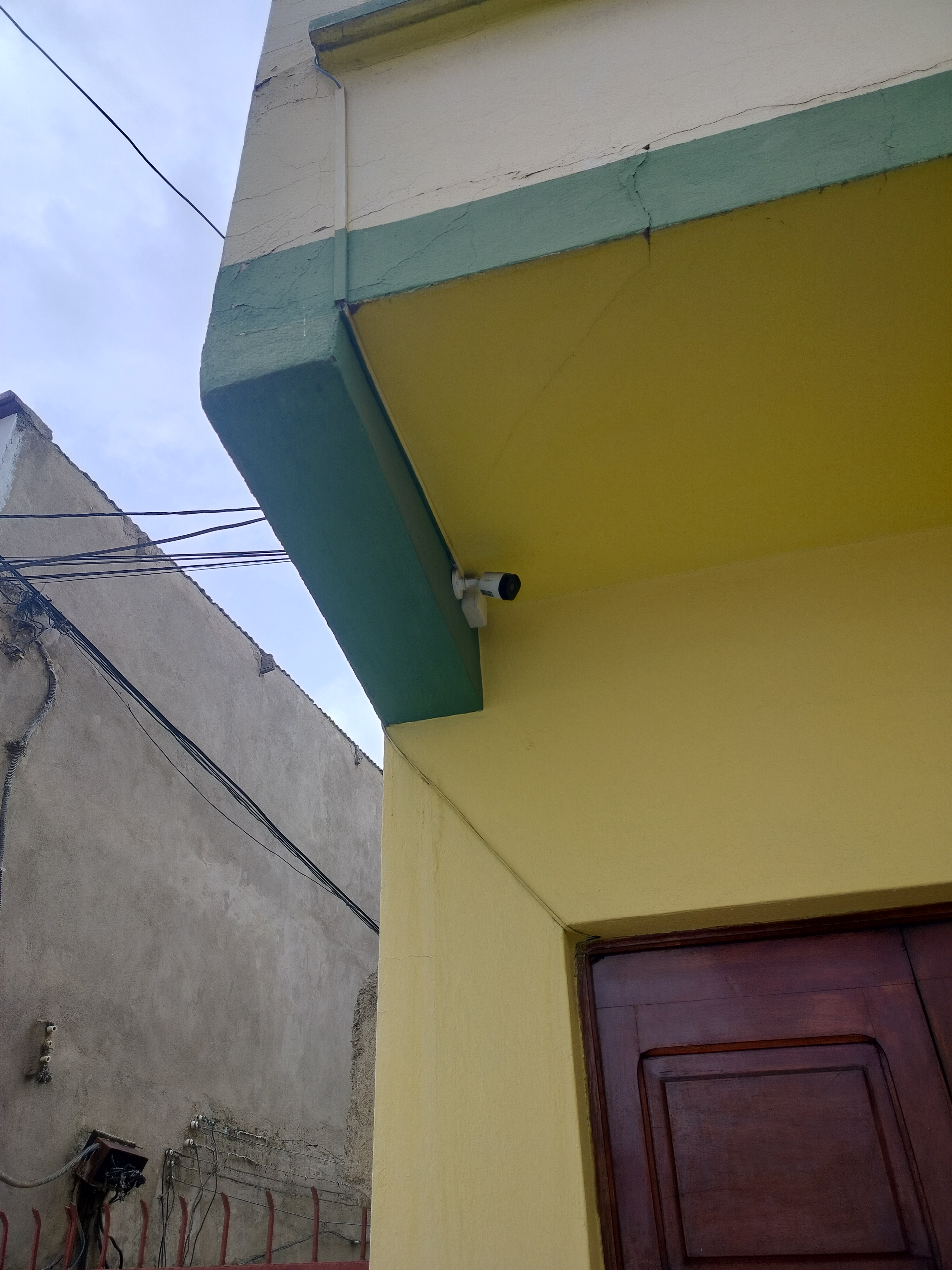 Instalación de cámara bullet en exterior de edificio – ZENTHARA, La Paz