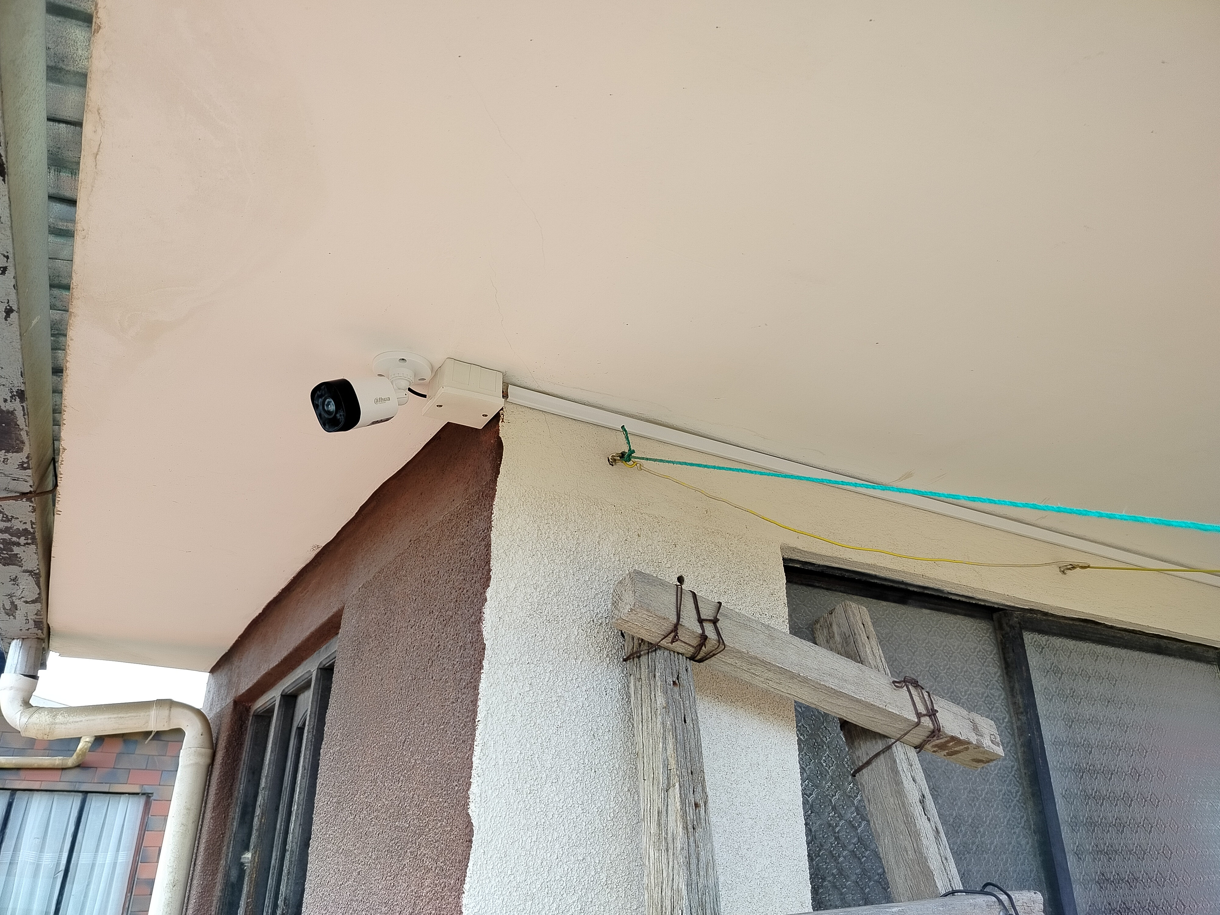 Instalación de cámara de seguridad en fachada exterior – ZENTHARA, La Paz