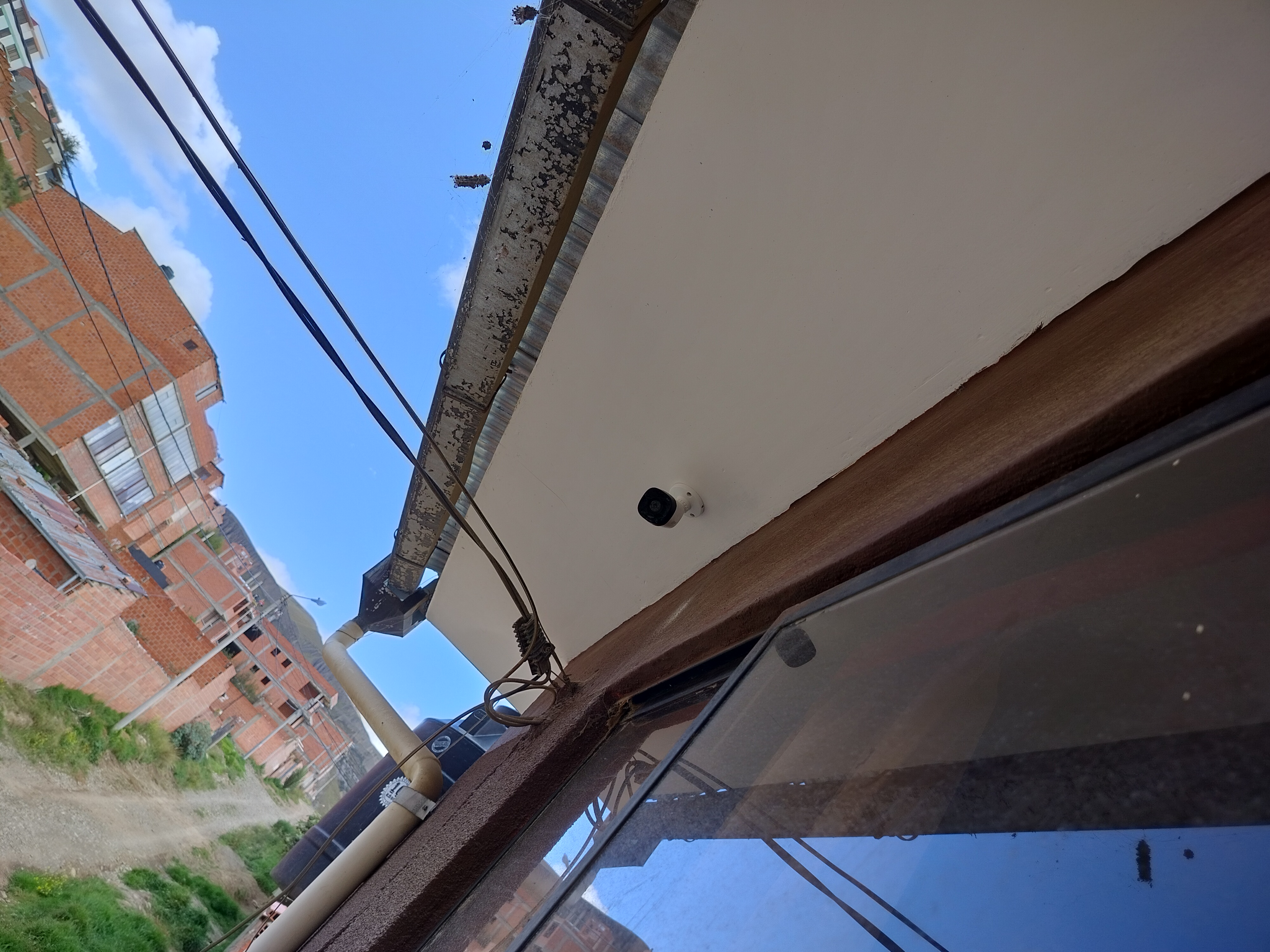 Cámara de seguridad instalada bajo alero en exterior – ZENTHARA, La Paz